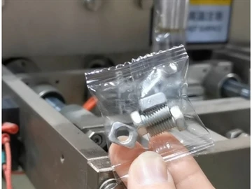La màquina de recompte i embalatge de peces de bateries